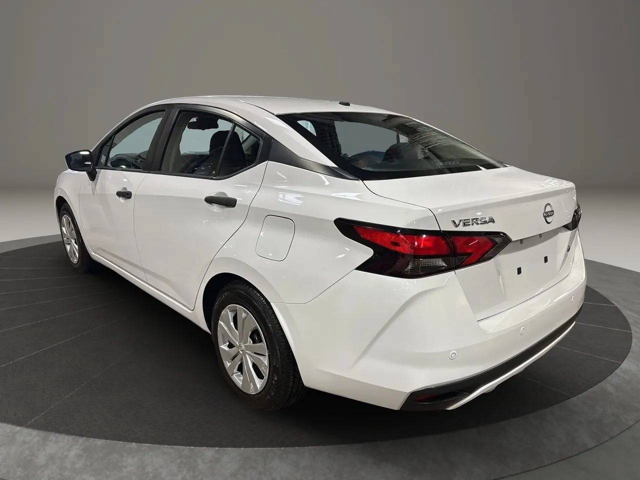 Used 2023 Nissan Versa S FWD image 7