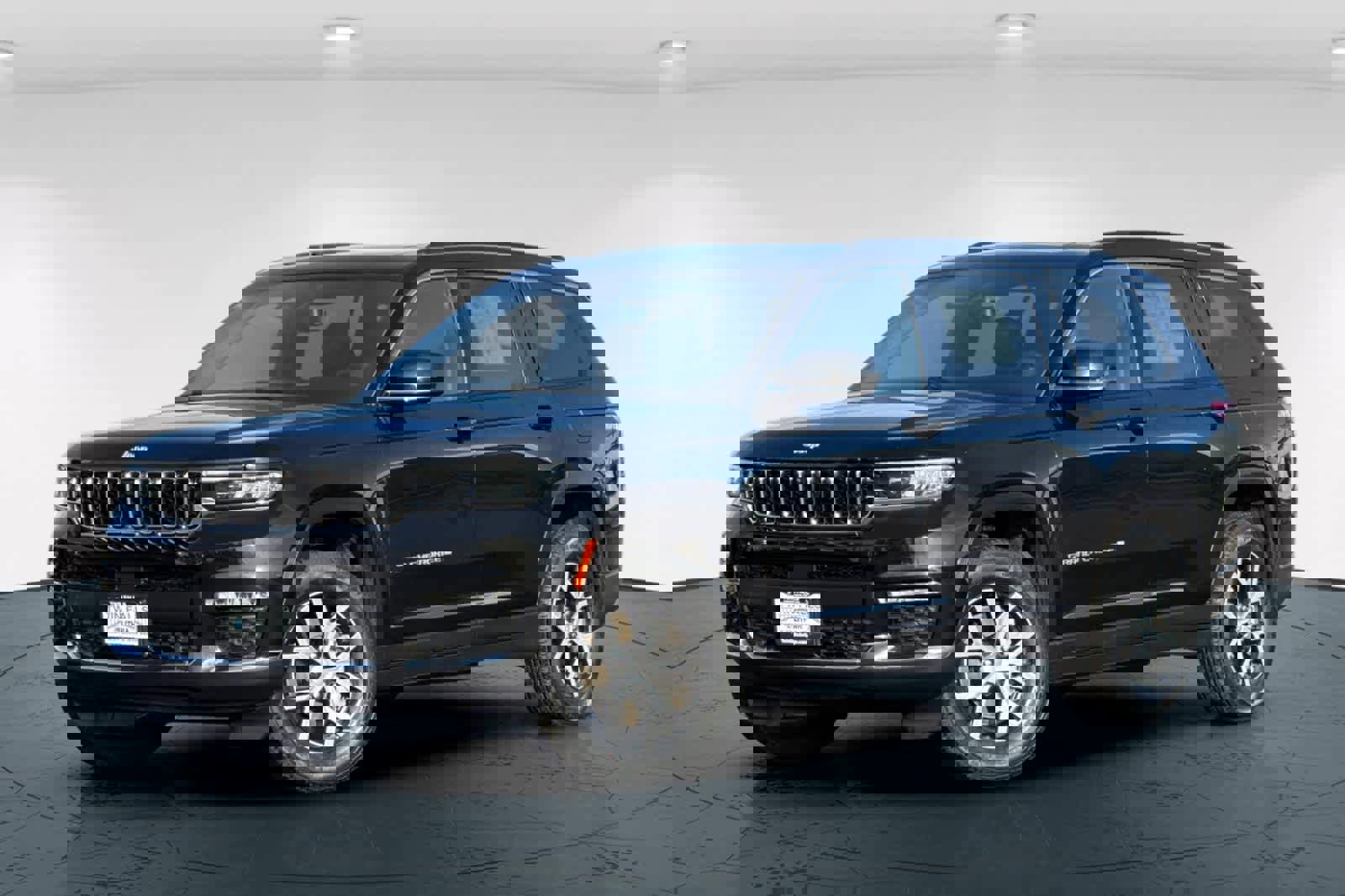 Used 2024 Jeep Grand Cherokee L Limited w/ Luxury Tech Group II image 1