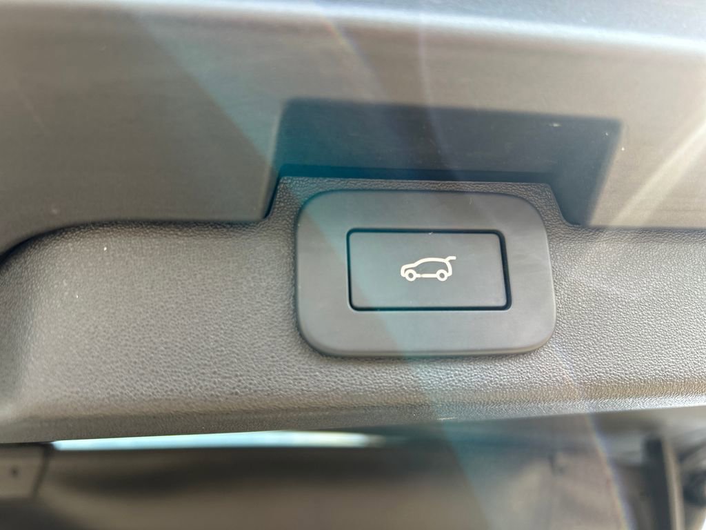 Used 2025 Land Rover Discovery S image 51