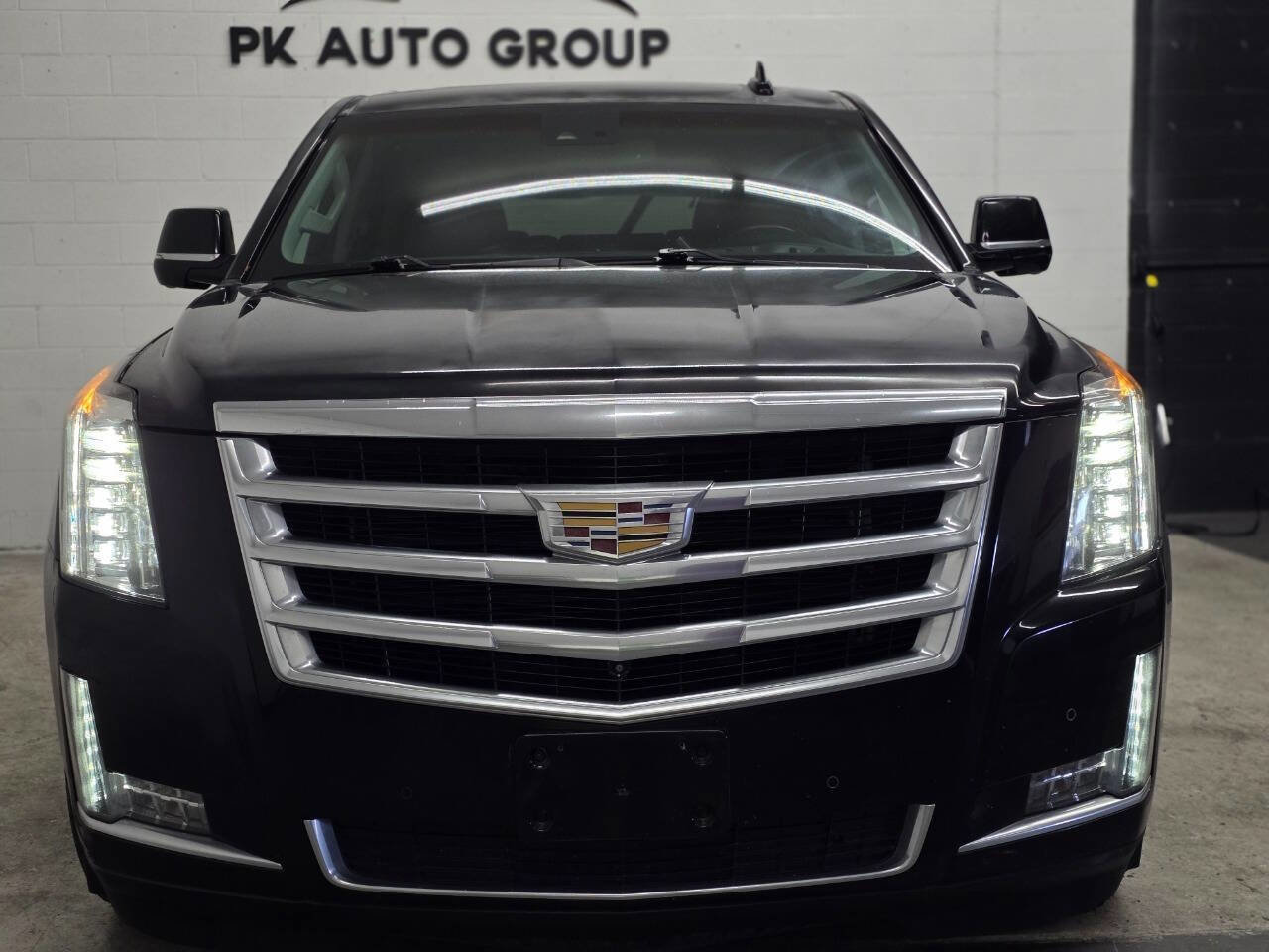 Used 2016 Cadillac Escalade ESV Luxury image 3