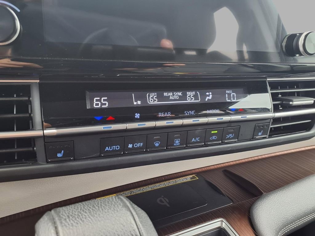 Used 2024 Toyota Sienna XLE w/ XLE Plus Package image 10