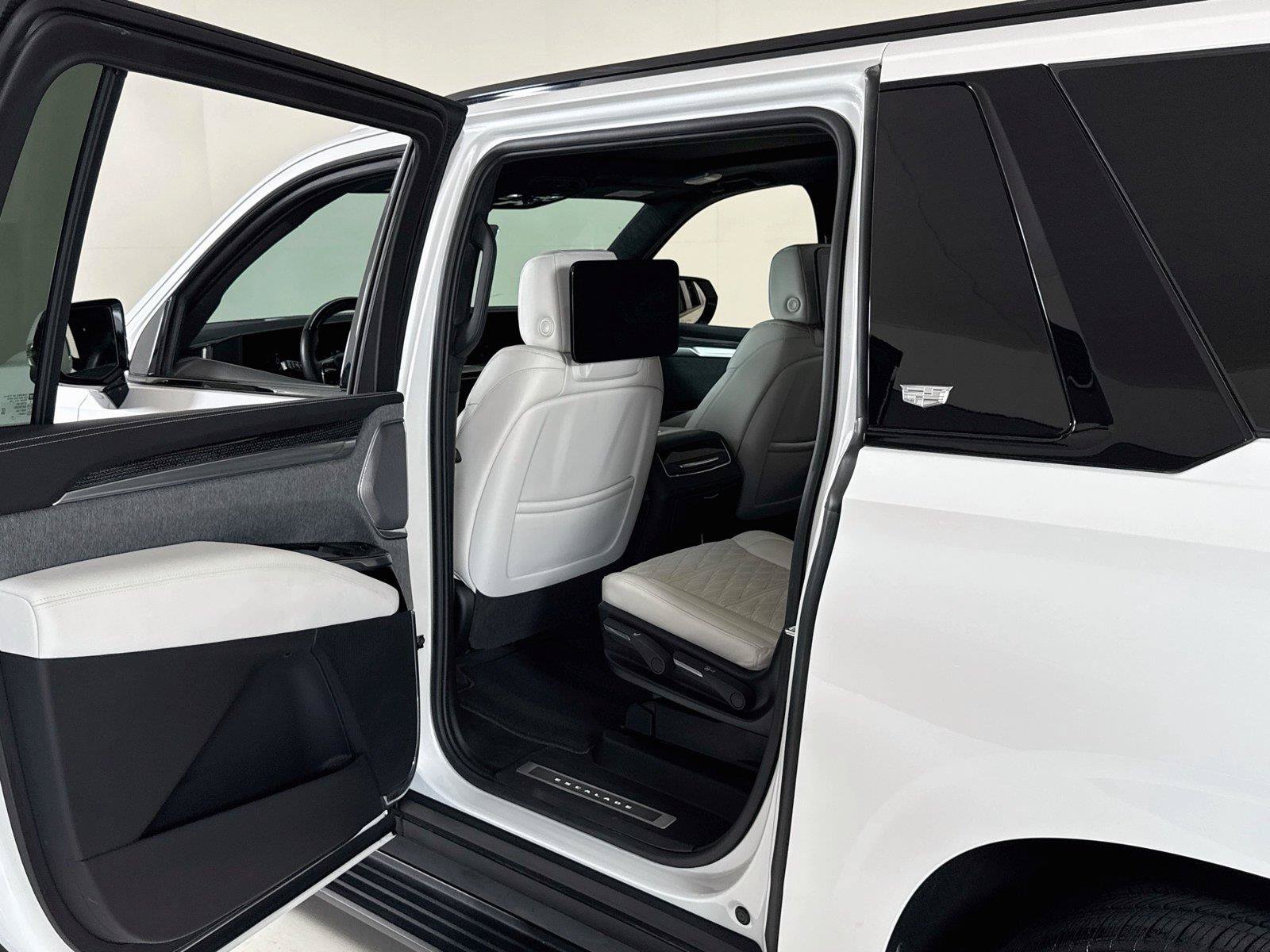 Used 2025 Cadillac Escalade ESV V AWD/4WD image 25