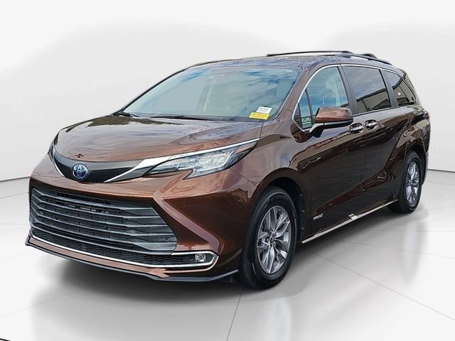 Used 2021 Toyota Sienna XLE image 3