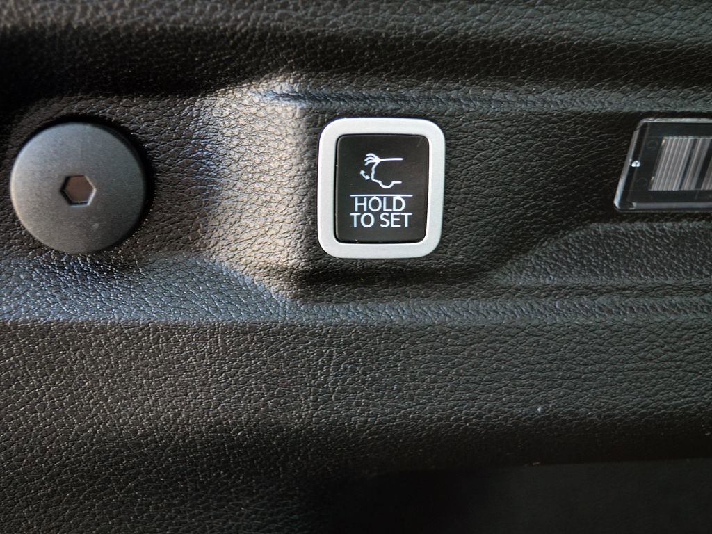 Used 2023 Jeep Grand Cherokee L Laredo image 7