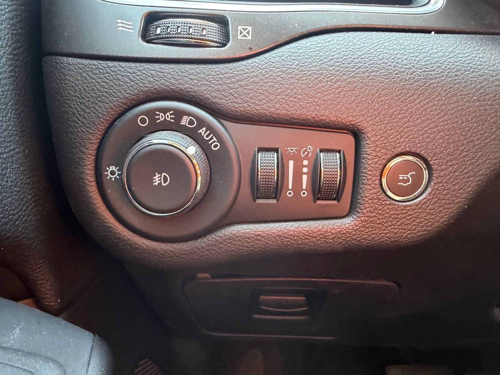 Used 2022 Jeep Cherokee Trailhawk w/ Premium Leather Package AWD/4WD image 31