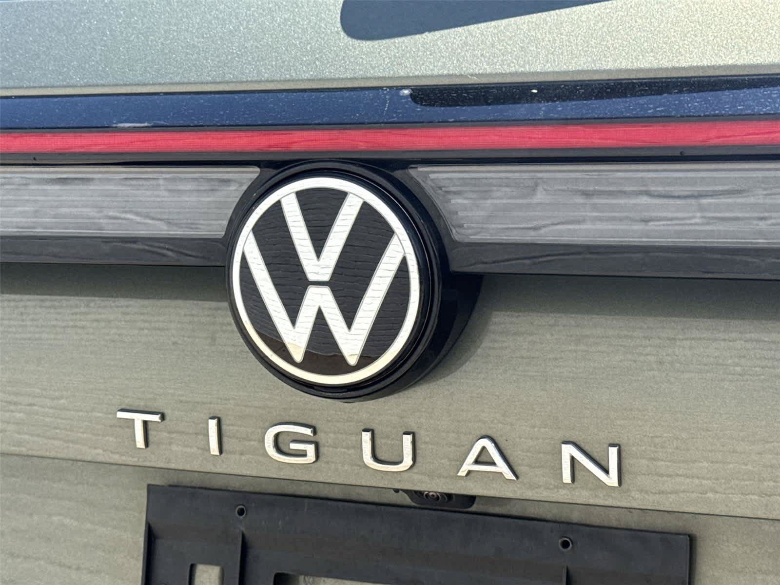 Used 2025 Volkswagen Tiguan SEL R-Line AWD/4WD image 11