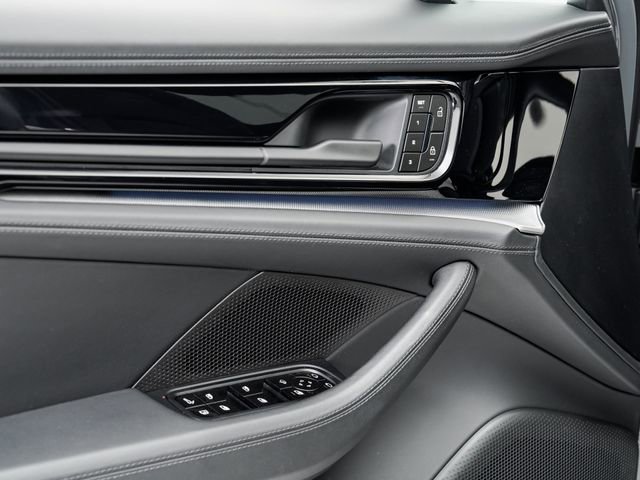 Certified 2025 Porsche Panamera 4 image 8