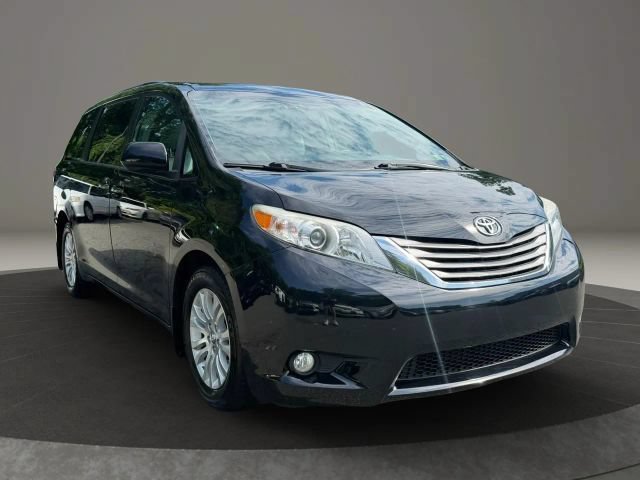 Used 2017 Toyota Sienna XLE w/ XLE Navigation Package FWD image 3