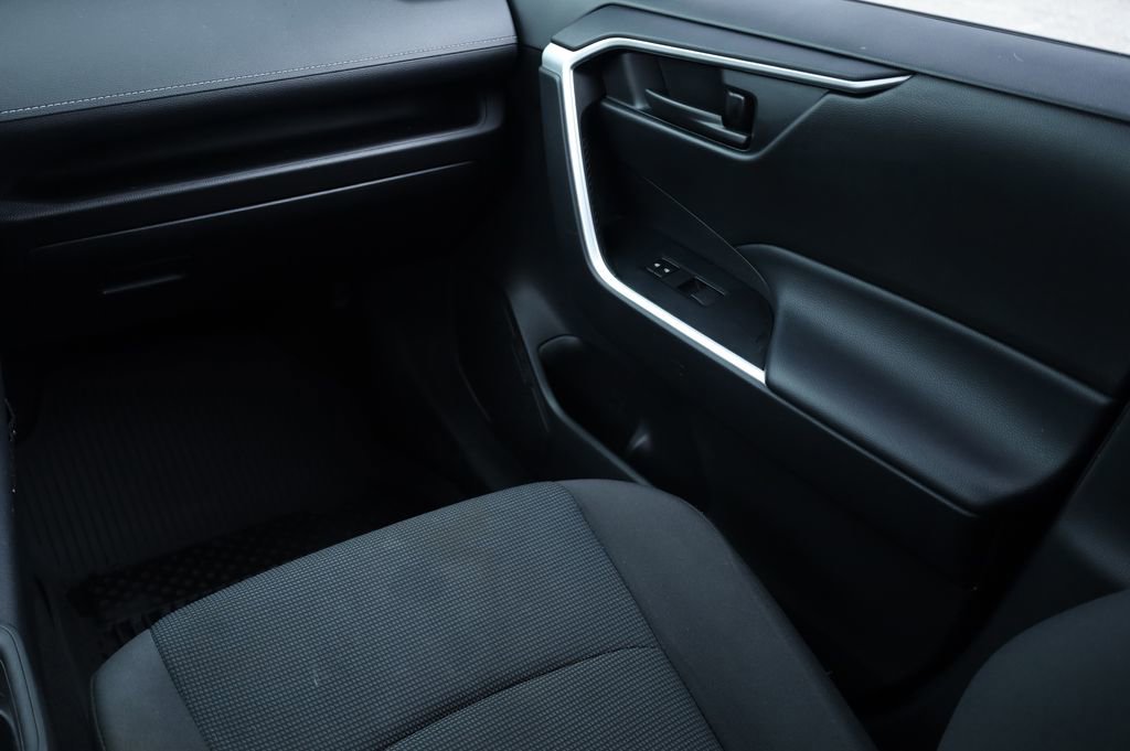 Used 2021 Toyota RAV4 LE image 11