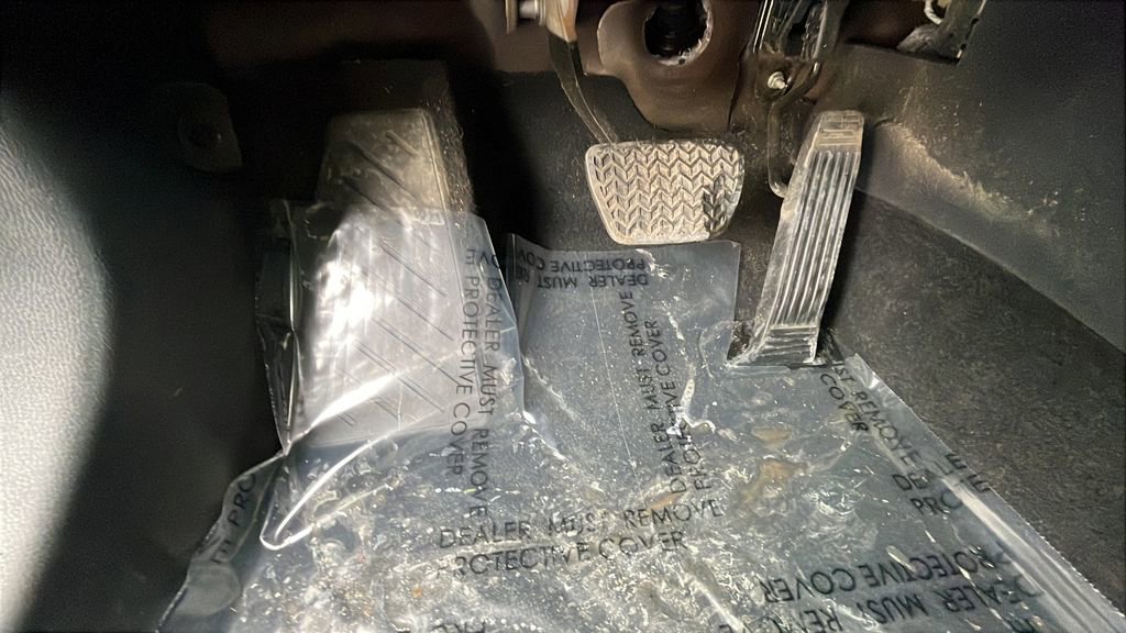 Used 2022 Toyota RAV4 XLE w/ Carpet Mat Package (TMS) image 22