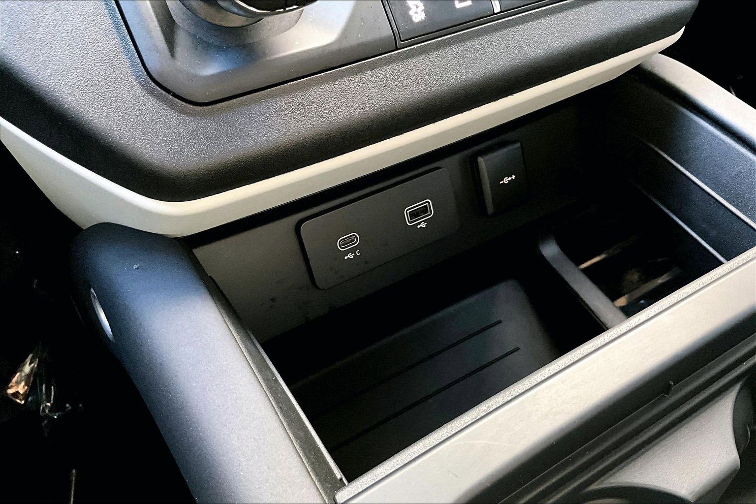 Used 2024 Land Rover Defender 110 S image 33