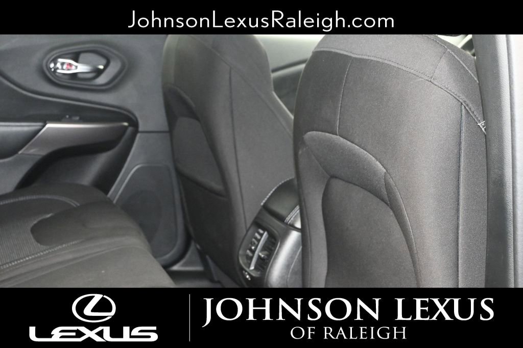 Used 2020 Jeep Cherokee Latitude AWD/4WD image 10