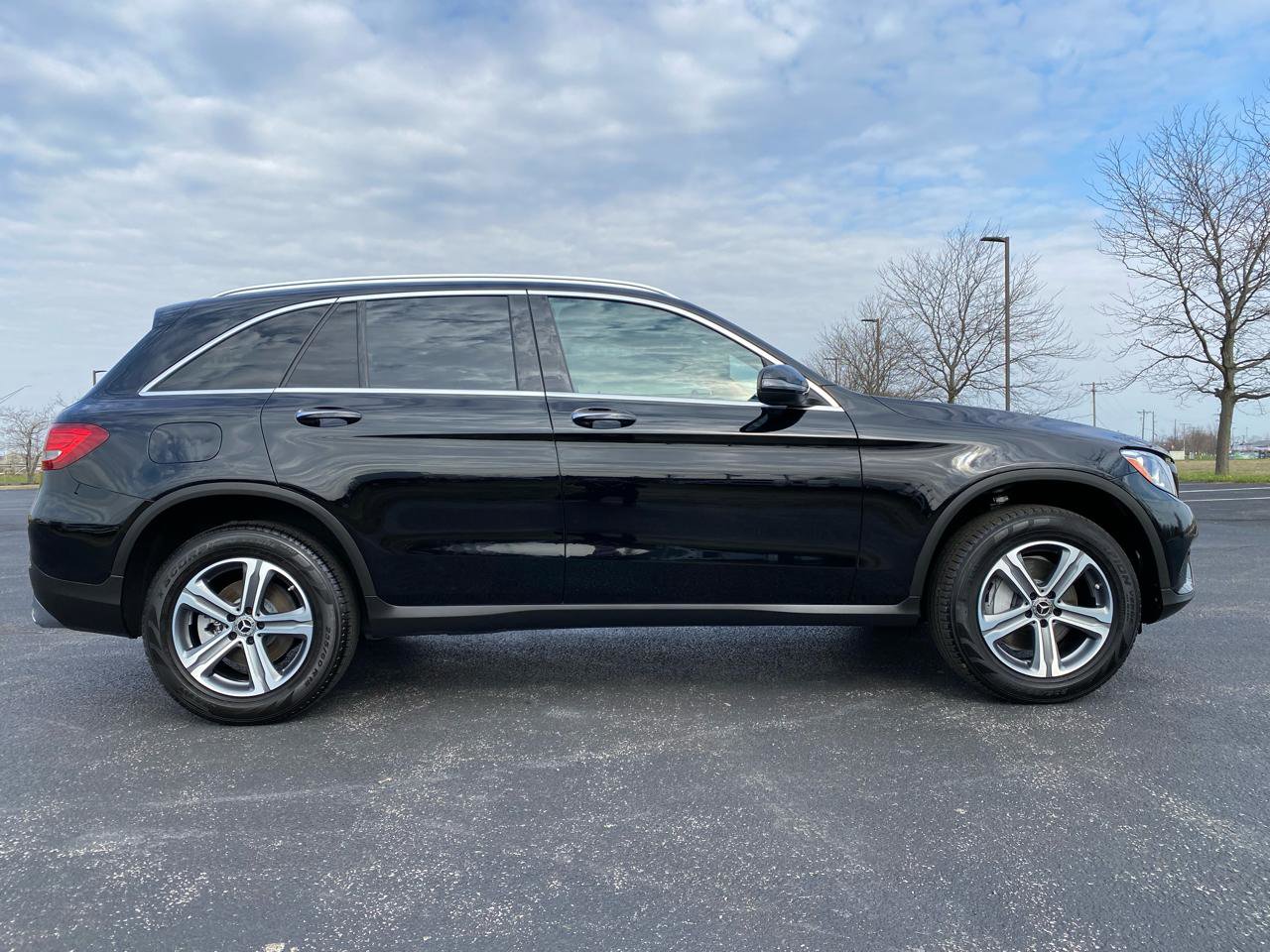 Used 2019 Mercedes-Benz GLC 300 4MATIC w/ Premium Package image 4