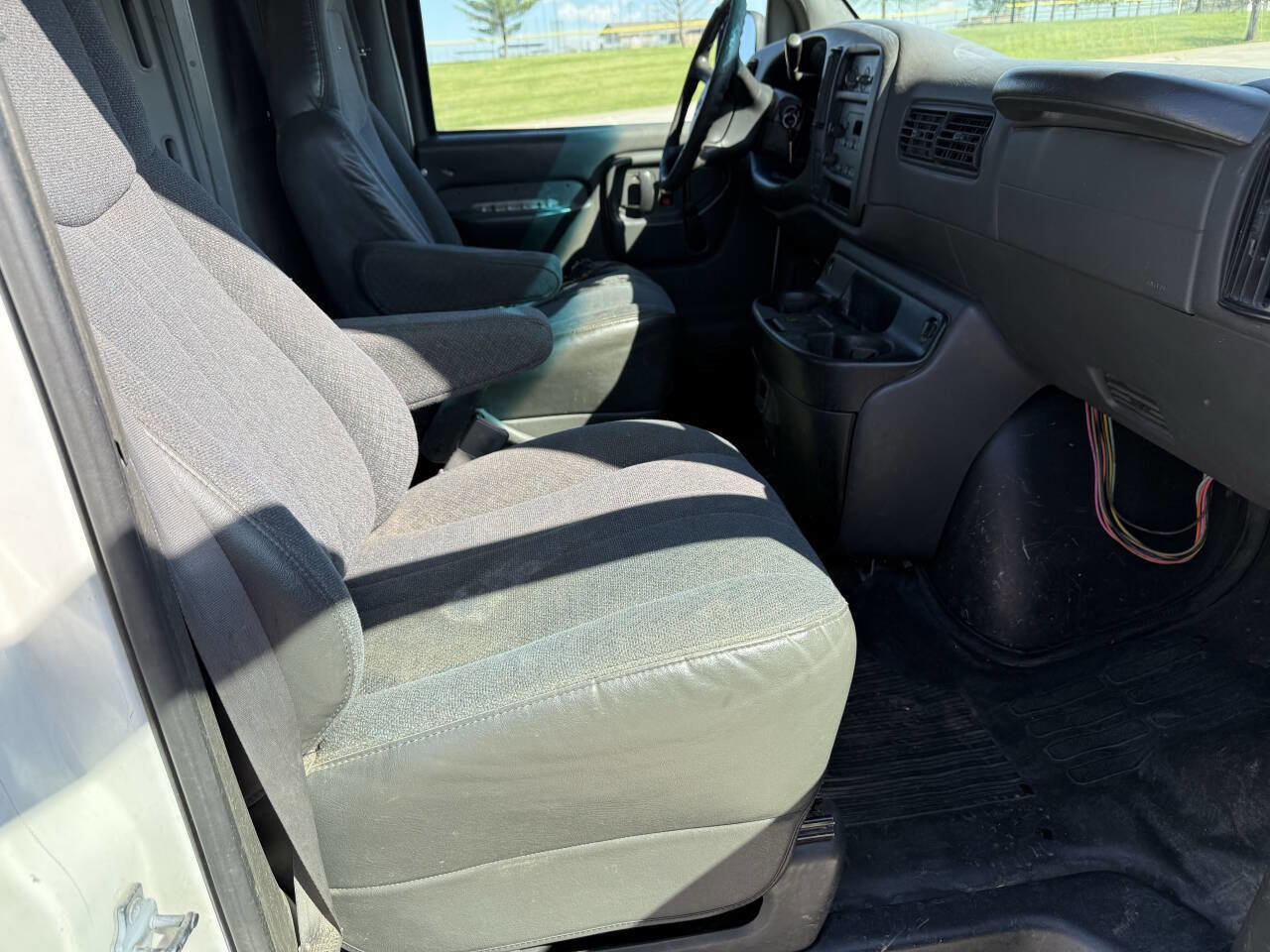 Used 2002 Chevrolet Express 1500 RWD image 9