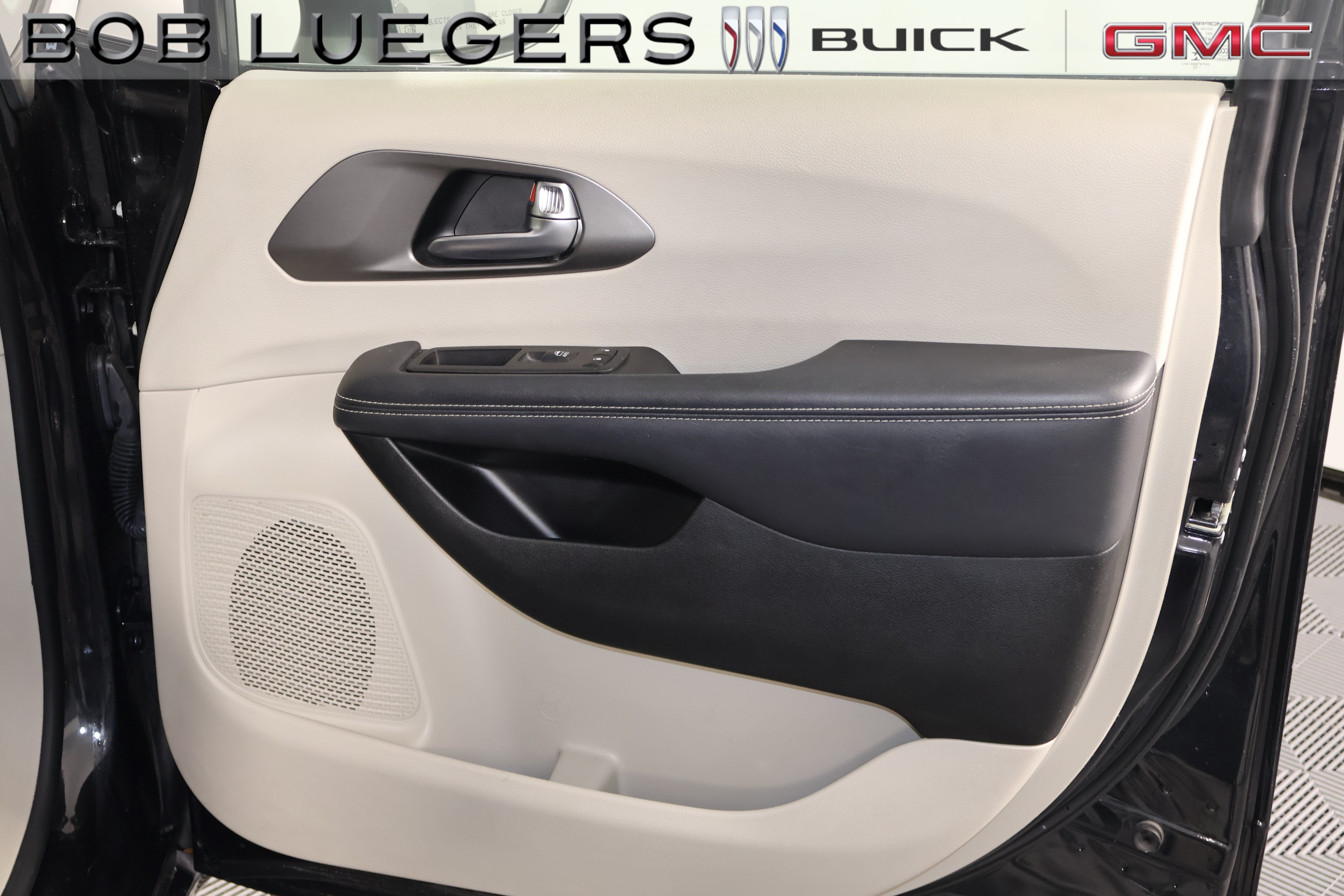 Used 2023 Chrysler Pacifica Touring-L FWD image 15