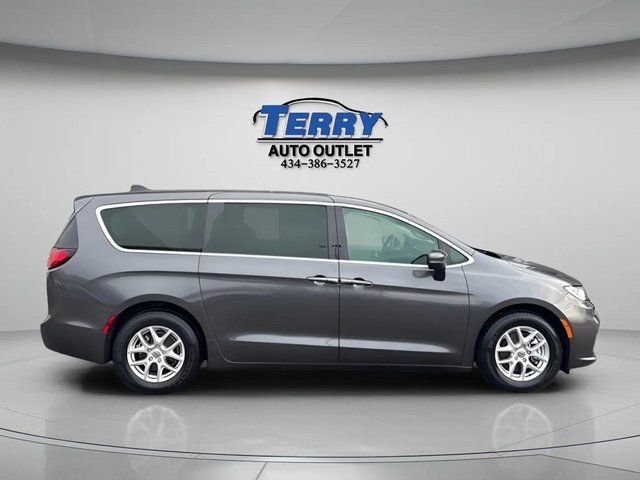 Used 2023 Chrysler Pacifica Touring-L image 1