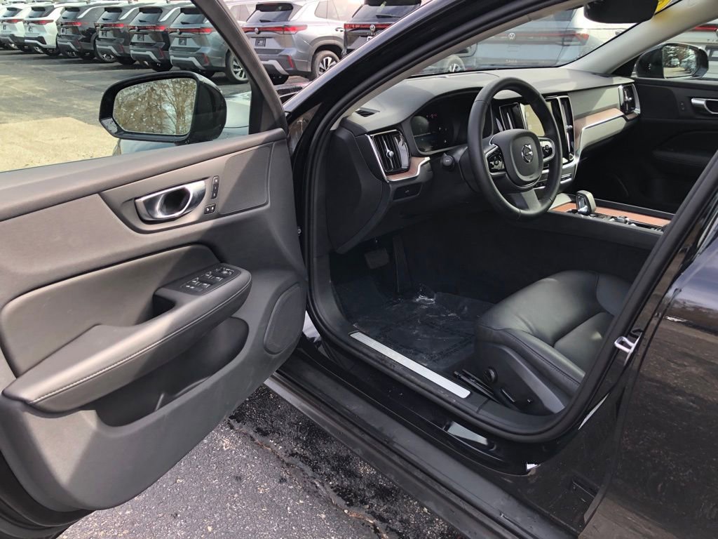 Used 2025 Volvo V60 B5 Cross Country Plus image 10