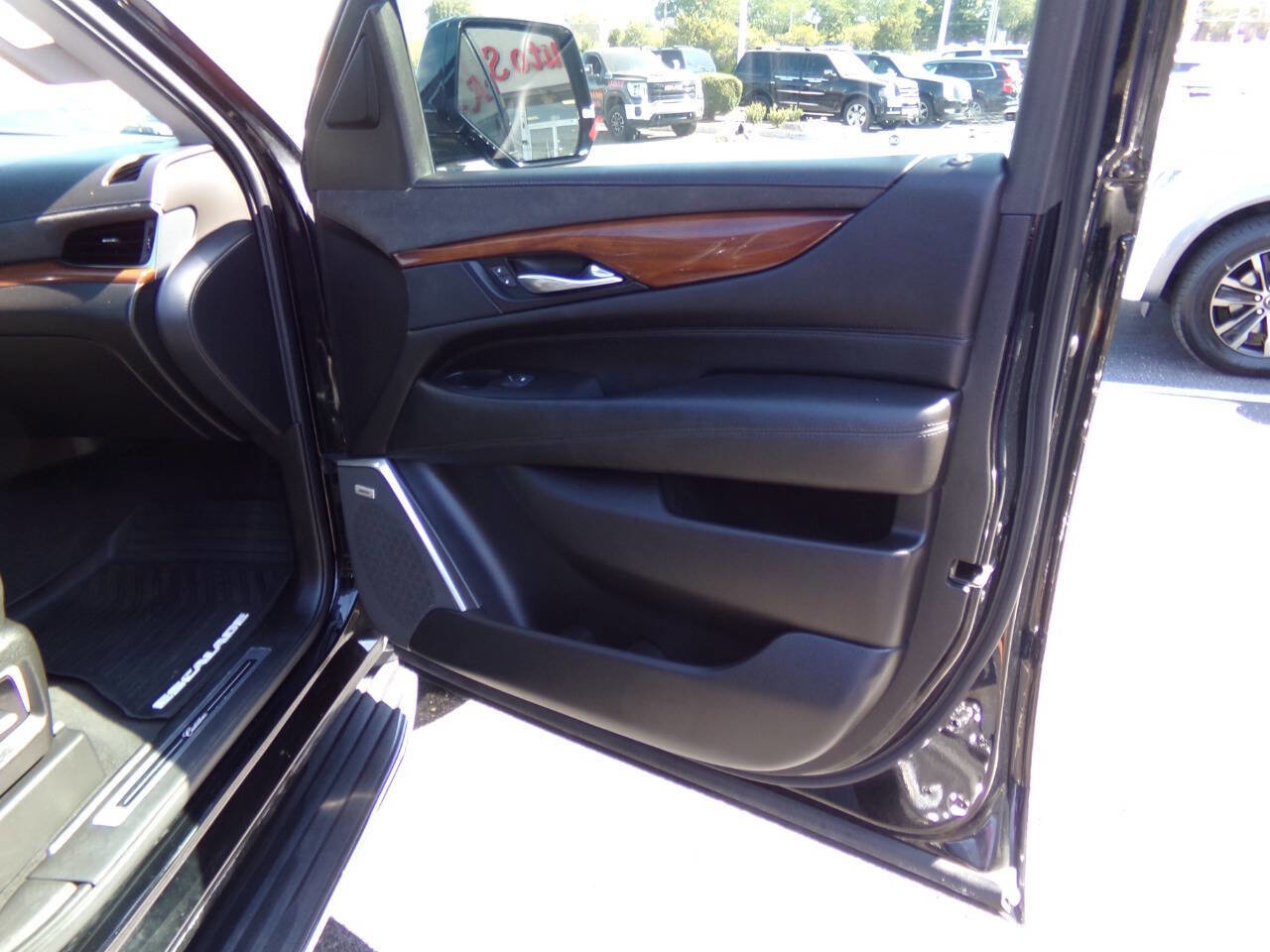 Used 2019 Cadillac Escalade Luxury image 36