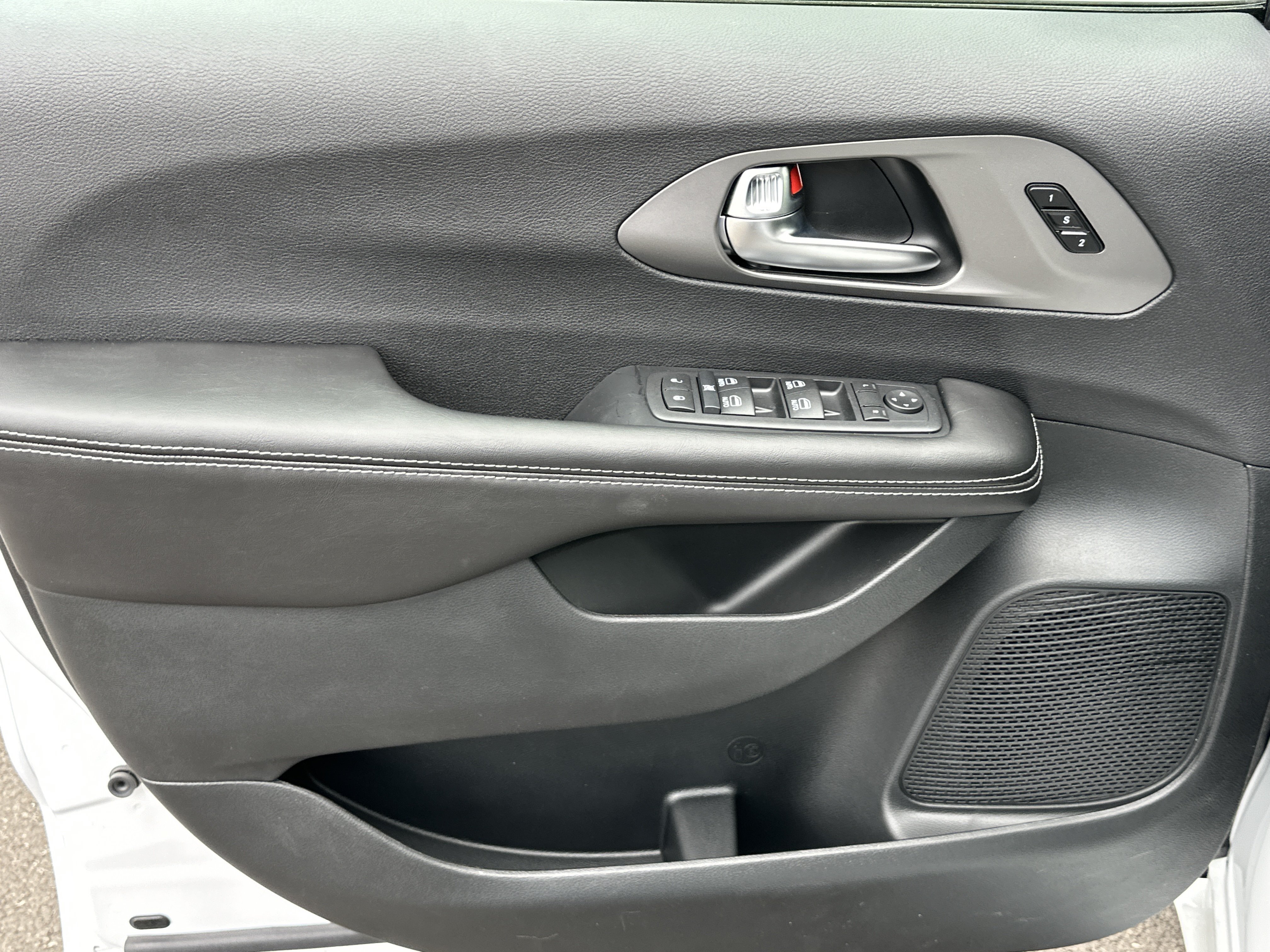 New 2027 Chrysler Pacifica Select w/ Family Tech Group FWD image 28
