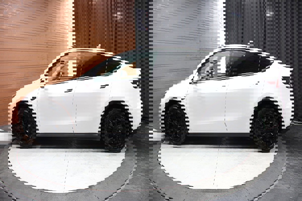 Used 2022 Tesla Model Y Long Range image 8