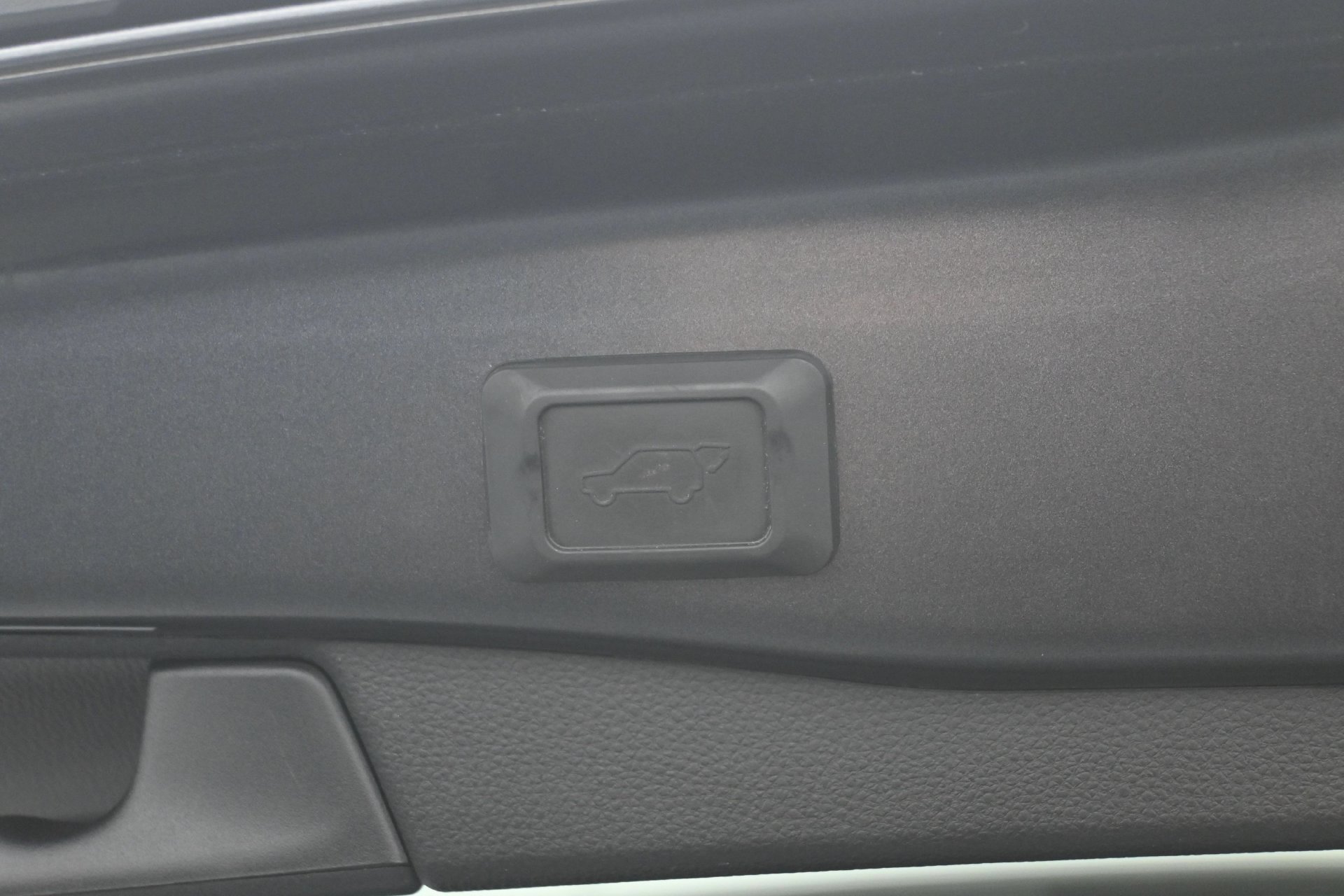 Used 2019 Toyota RAV4 Limited w/ Cold Weather Package AWD/4WD image 16