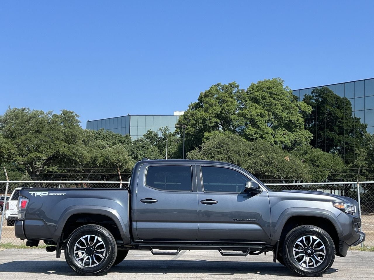 Used 2022 Toyota Tacoma TRD Sport w/ Technology Package RWD image 3