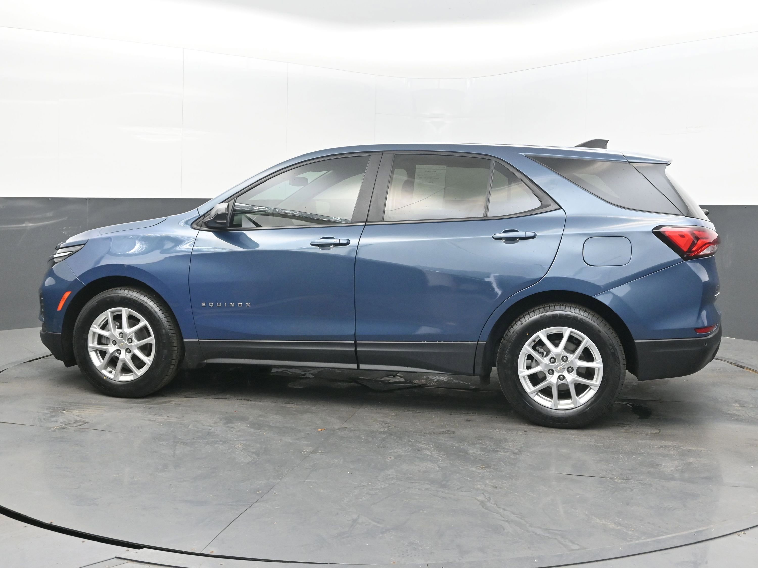 Used 2024 Chevrolet Equinox LS w/ LS Convenience Package FWD image 5