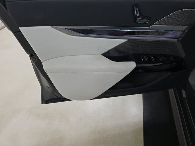 Used 2025 BMW 760i xDrive w/ Premium Package image 15