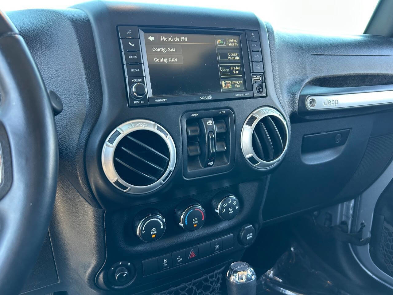 Used 2016 Jeep Wrangler Unlimited Sahara w/ Connectivity Group AWD/4WD image 28