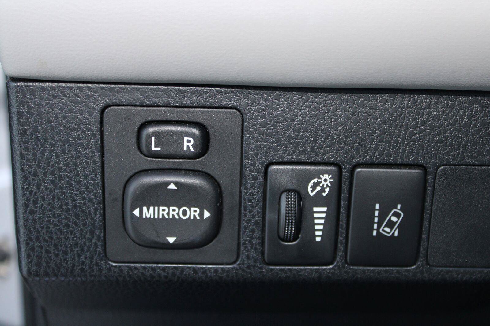 Used 2018 Toyota RAV4 XLE AWD/4WD image 18