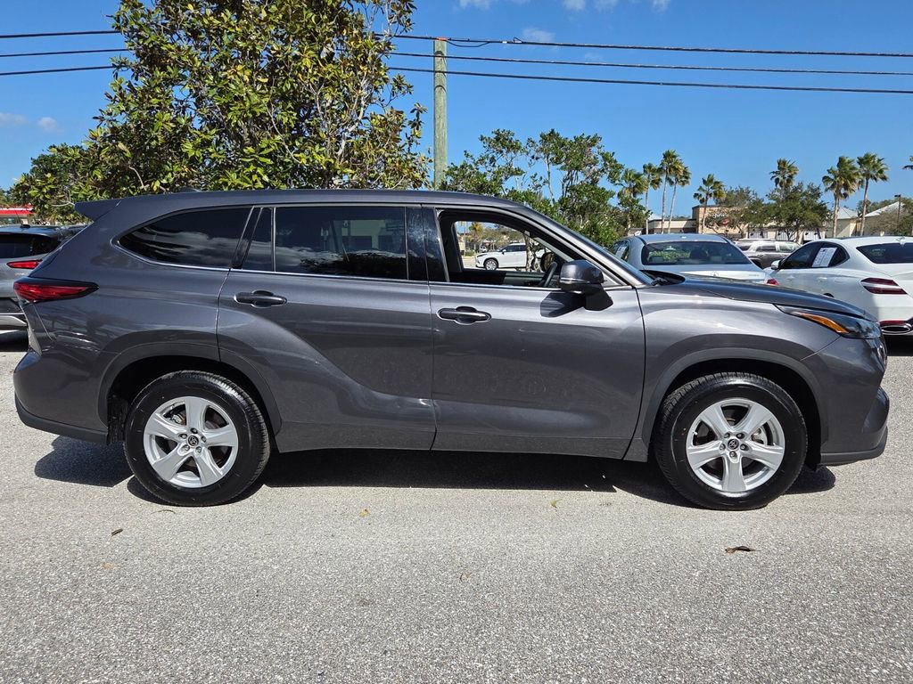 Used 2022 Toyota Highlander LE image 8