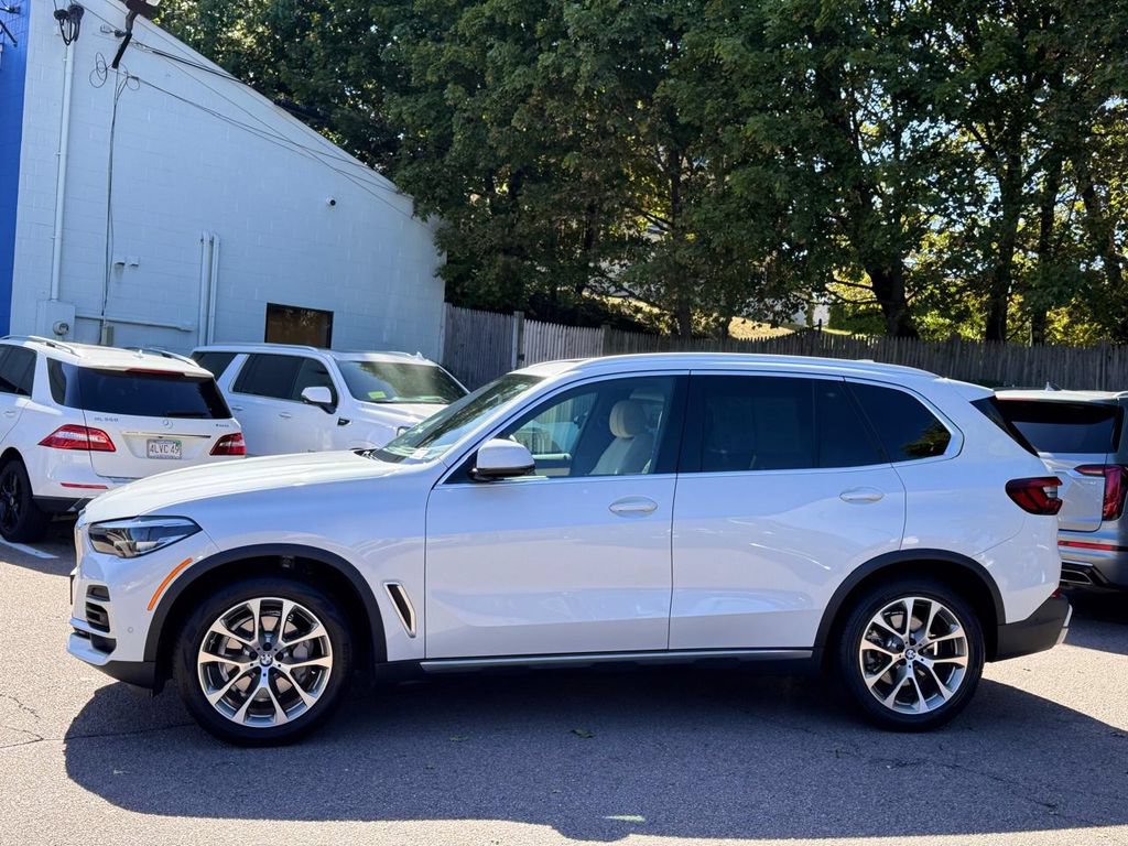 Used 2022 BMW X5 xDrive40i w/ Premium Package AWD/4WD image 3