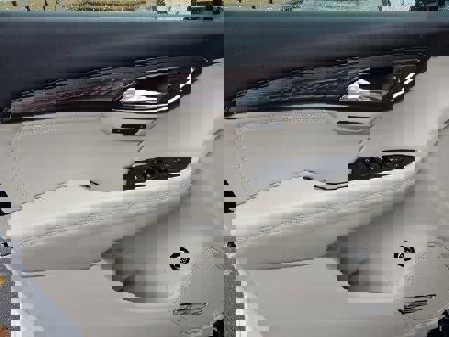 Used 2022 Buick Envision Avenir w/ Technology Package II image 18