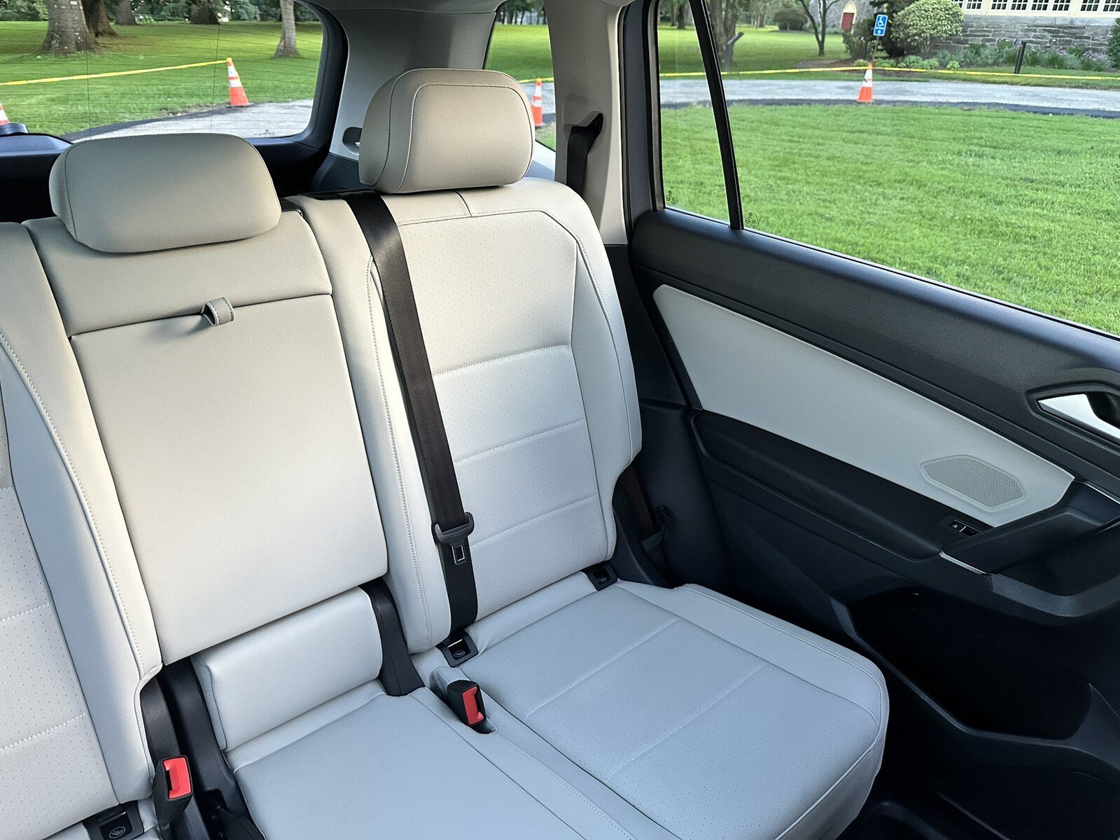Used 2020 Volkswagen Tiguan SEL AWD/4WD image 19