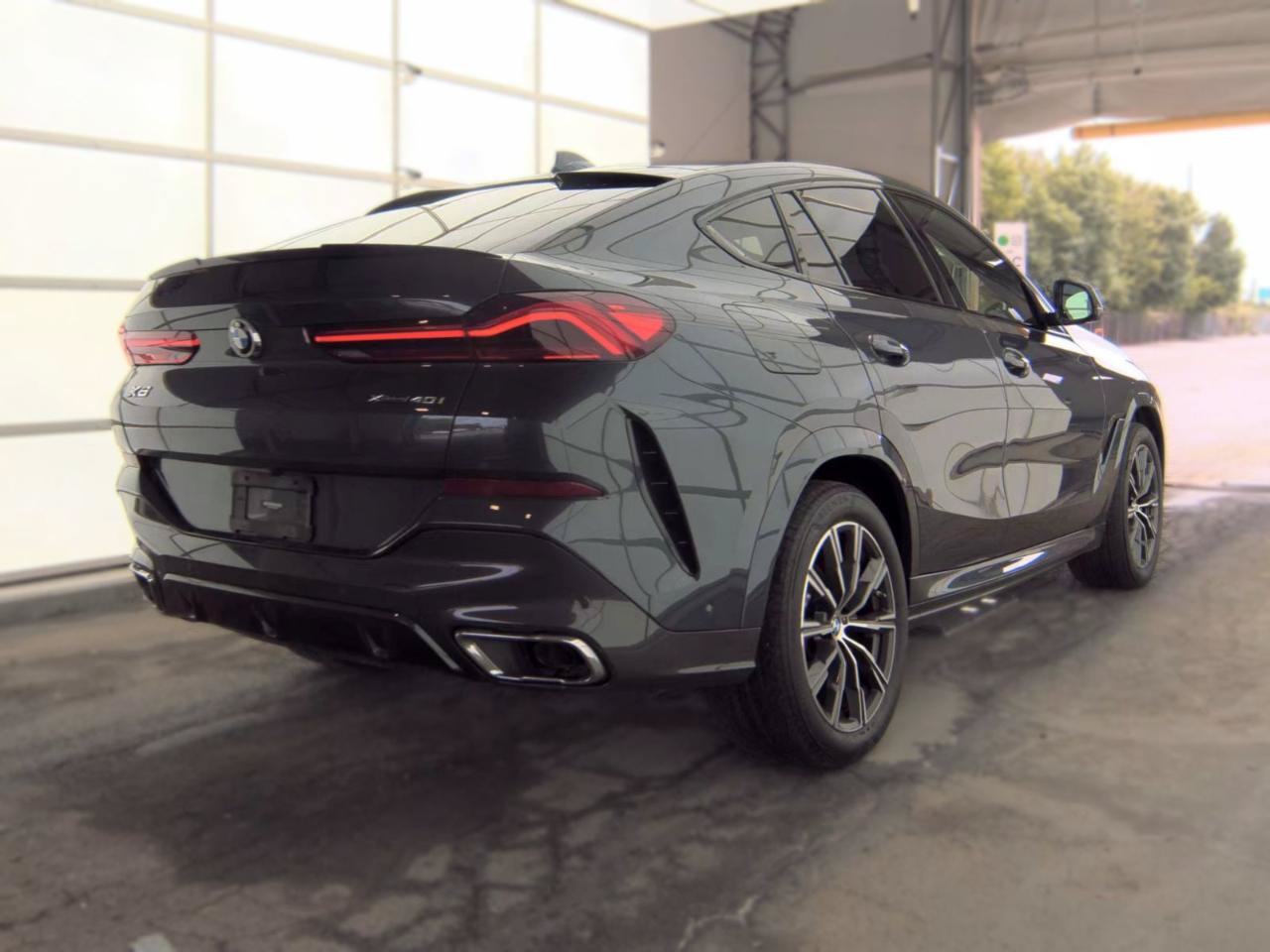 Used 2021 BMW X6 xDrive40i w/ M Sport Package AWD/4WD image 2