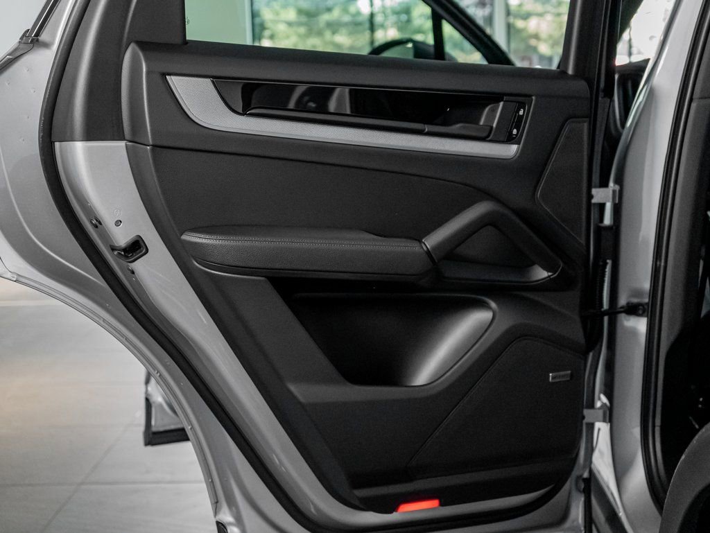 Certified 2025 Porsche Cayenne AWD/4WD image 23
