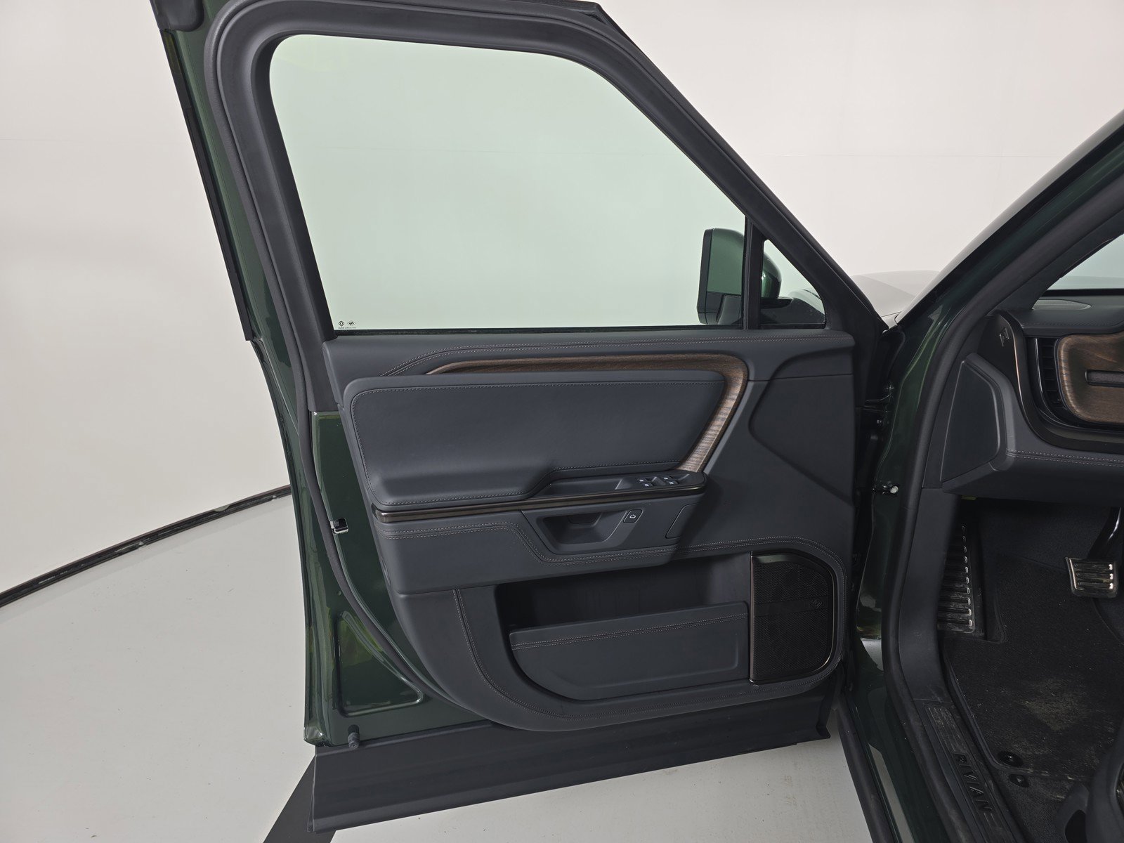 Used 2025 Rivian R1S Premium image 16