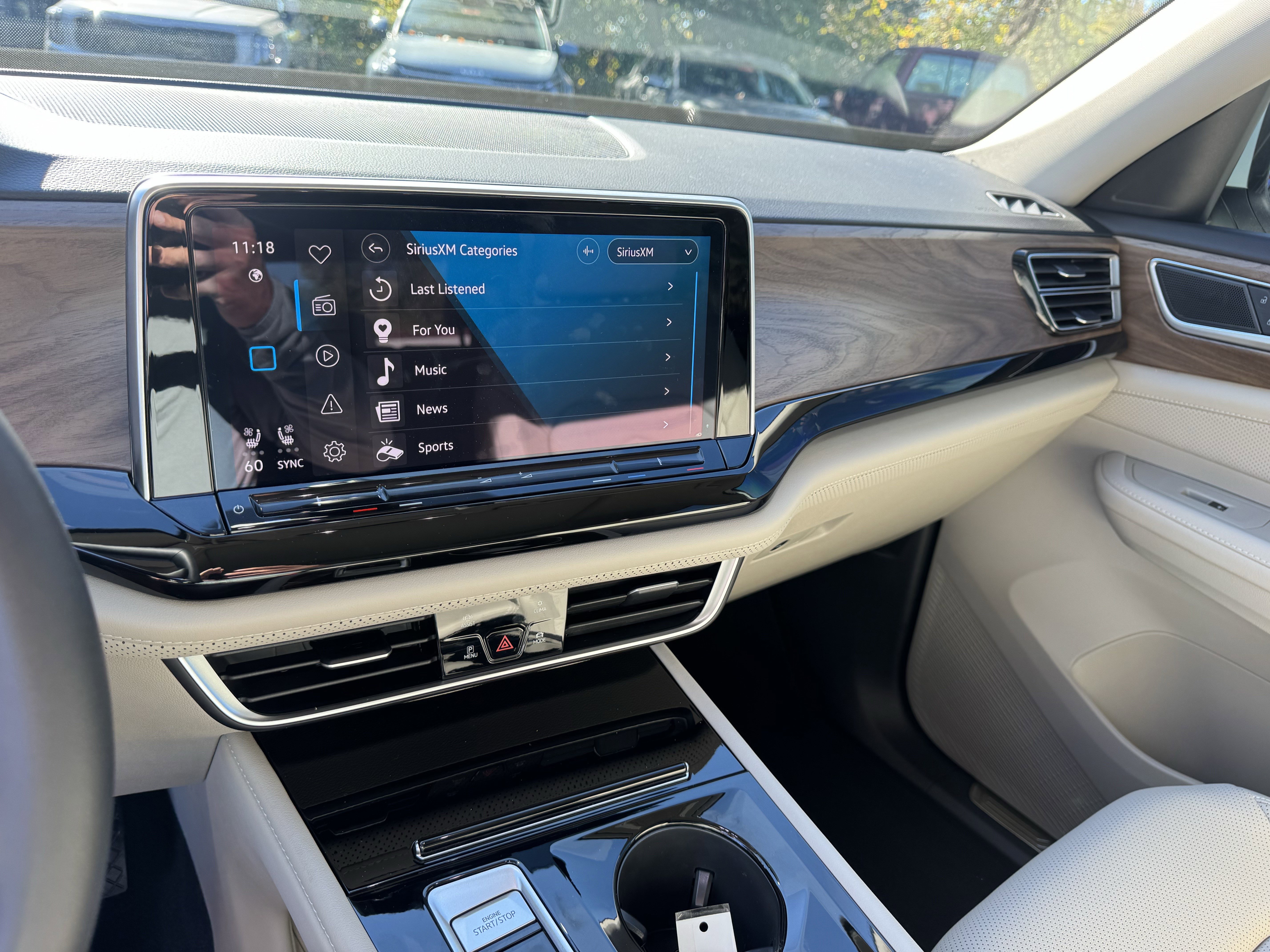 Used 2025 Volkswagen Atlas SE image 29