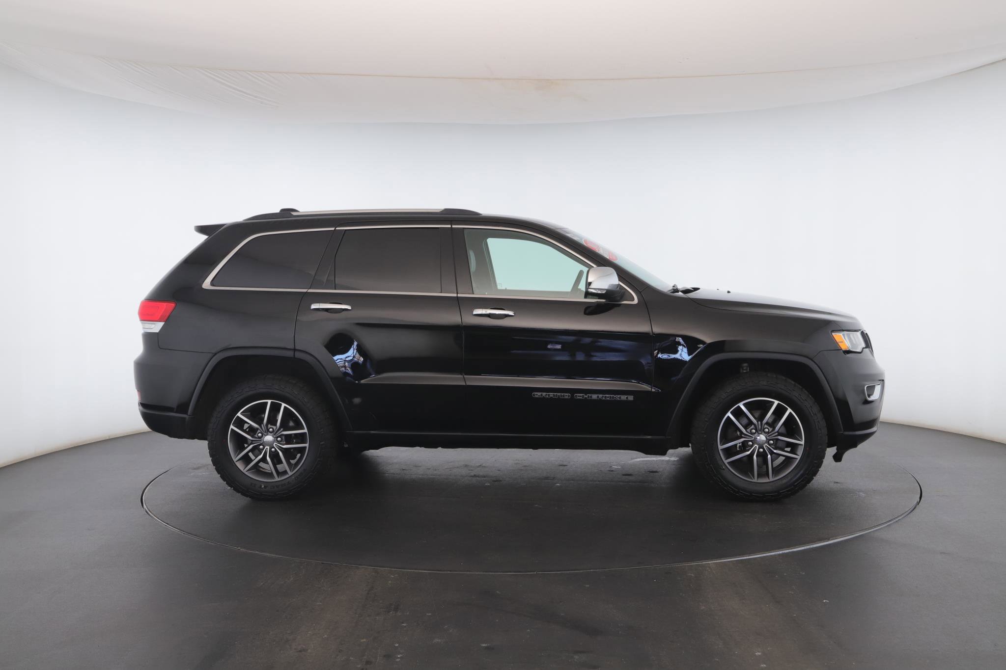 Used 2017 Jeep Grand Cherokee Limited image 24