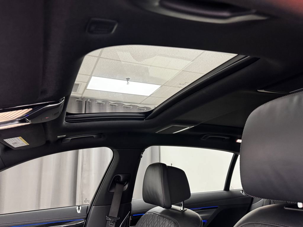 Used 2022 BMW 750i xDrive w/ Autobahn Package image 27