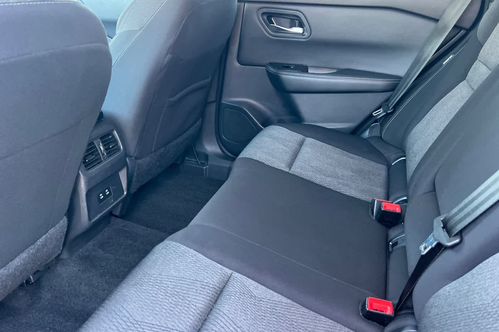 Used 2024 Nissan Rogue SV image 4