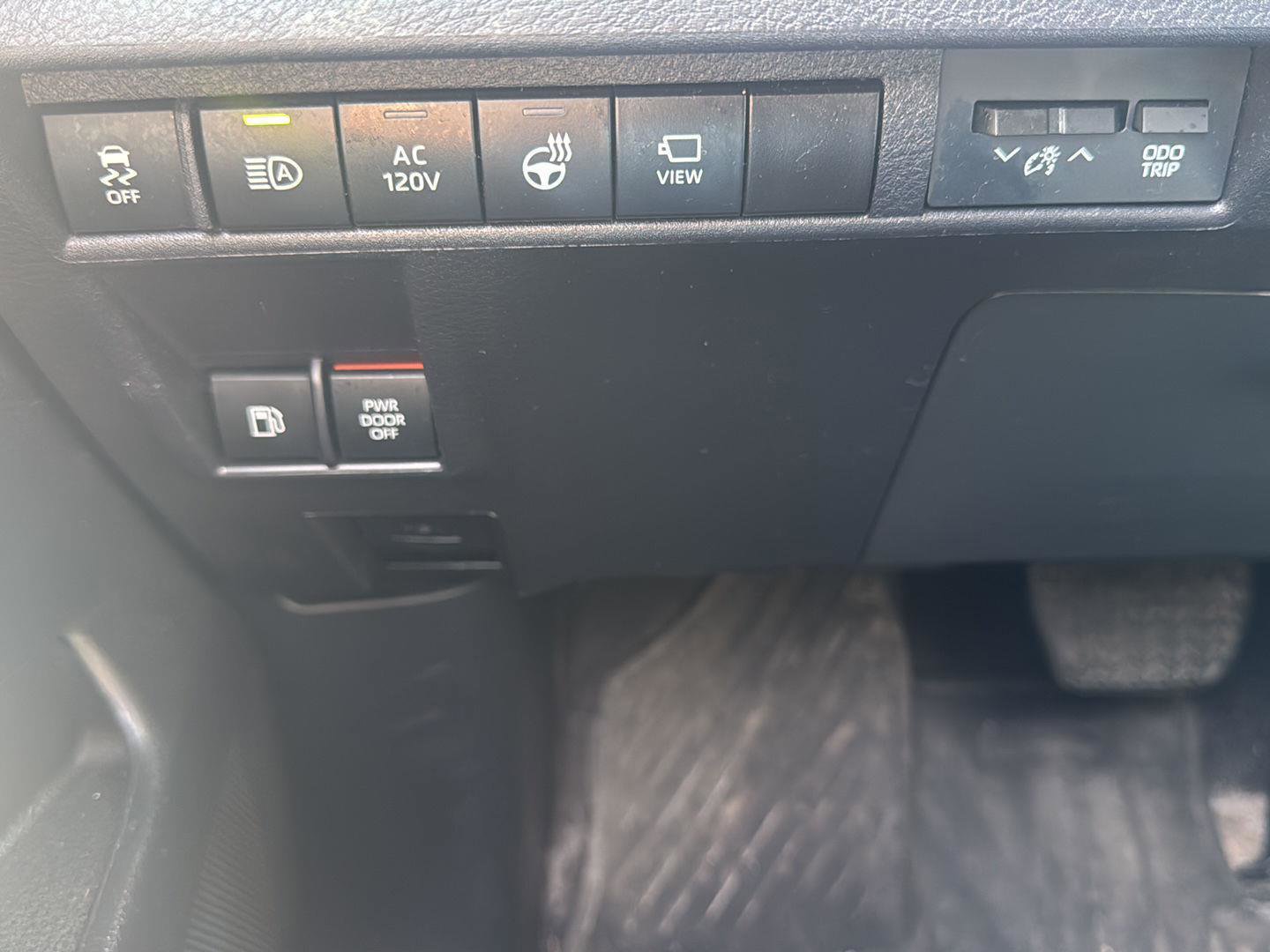 Used 2025 Toyota Sienna Platinum AWD/4WD image 6