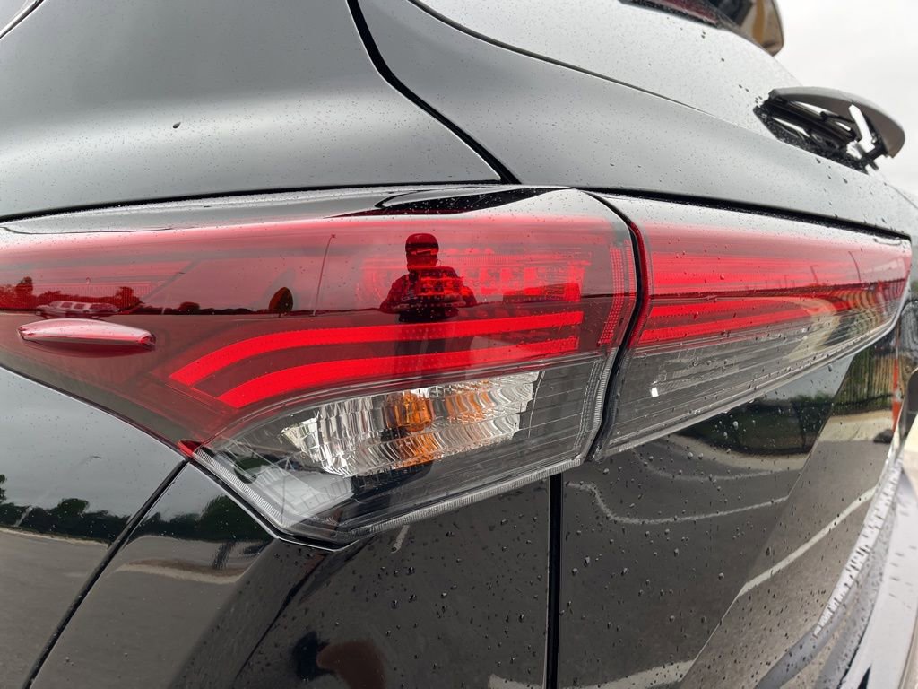 Used 2024 Toyota Highlander LE FWD image 7