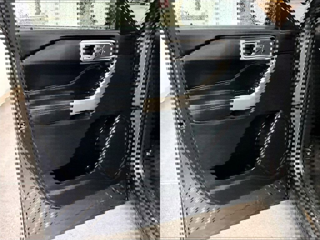 Used 2021 Ford Explorer XLT w/ Equipment Group 202A image 9