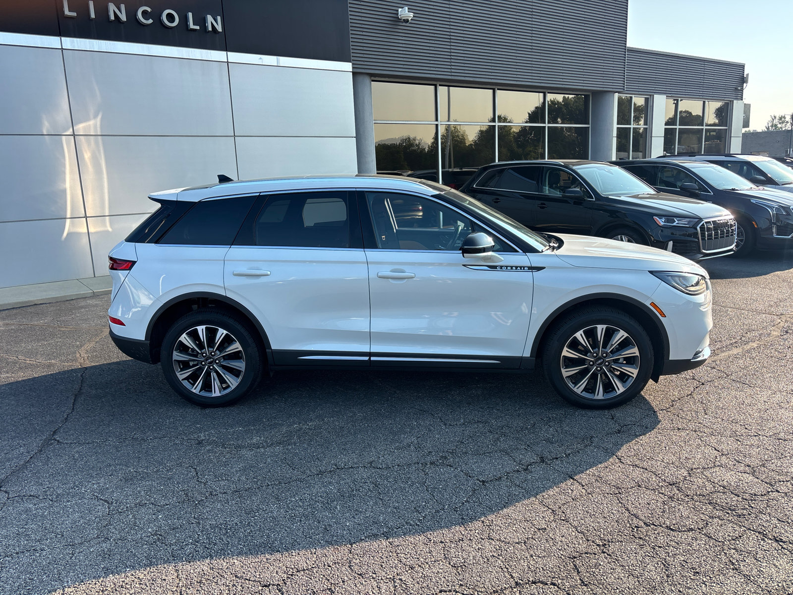 Certified 2022 Lincoln Corsair Reserve w/ Luxury Package AWD/4WD image 8
