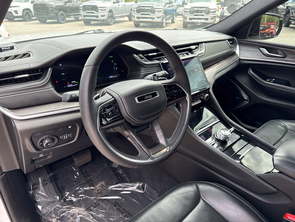 Used 2022 Jeep Grand Cherokee Overland AWD/4WD image 2