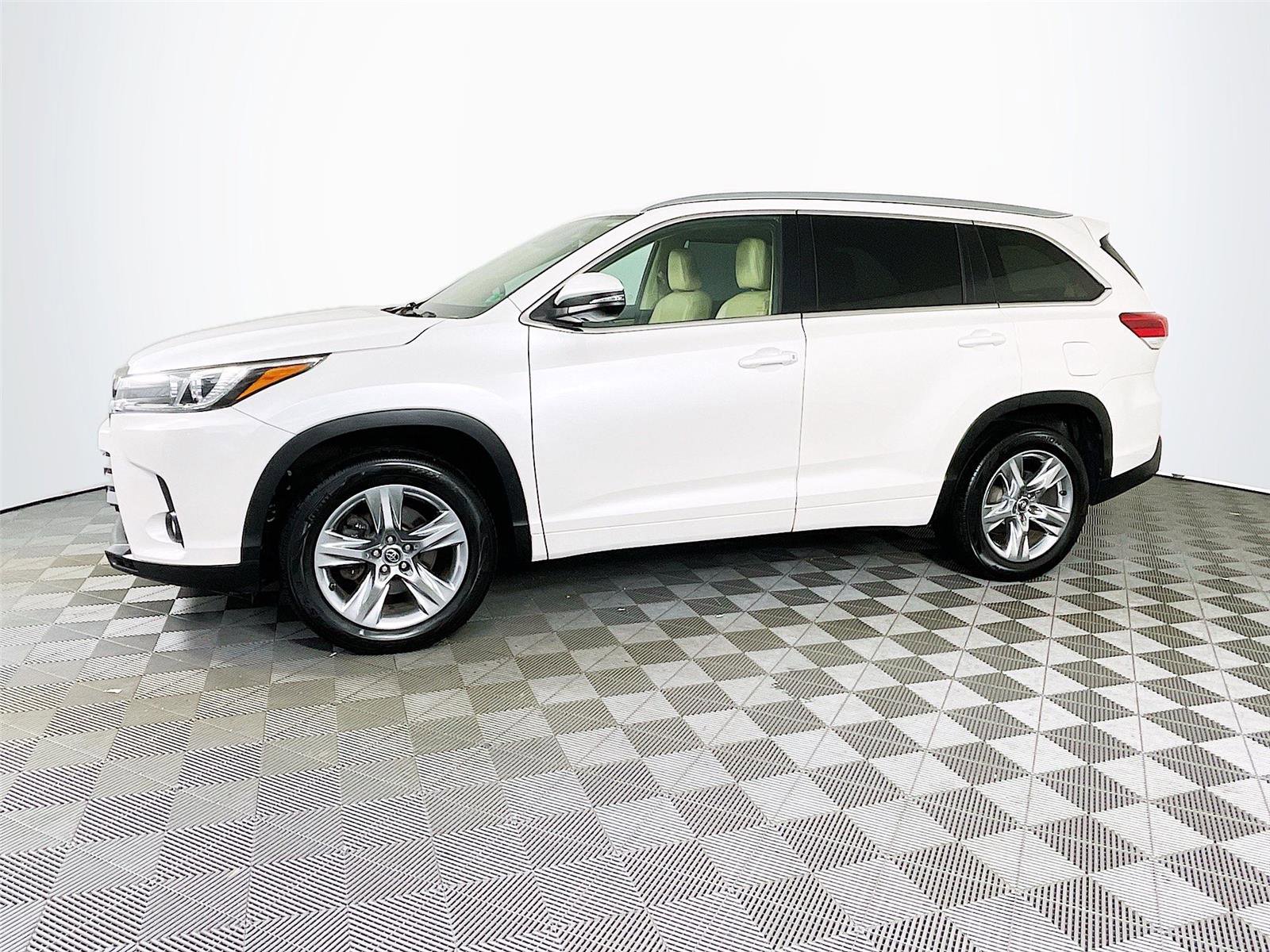 Used 2018 Toyota Highlander Limited FWD image 4