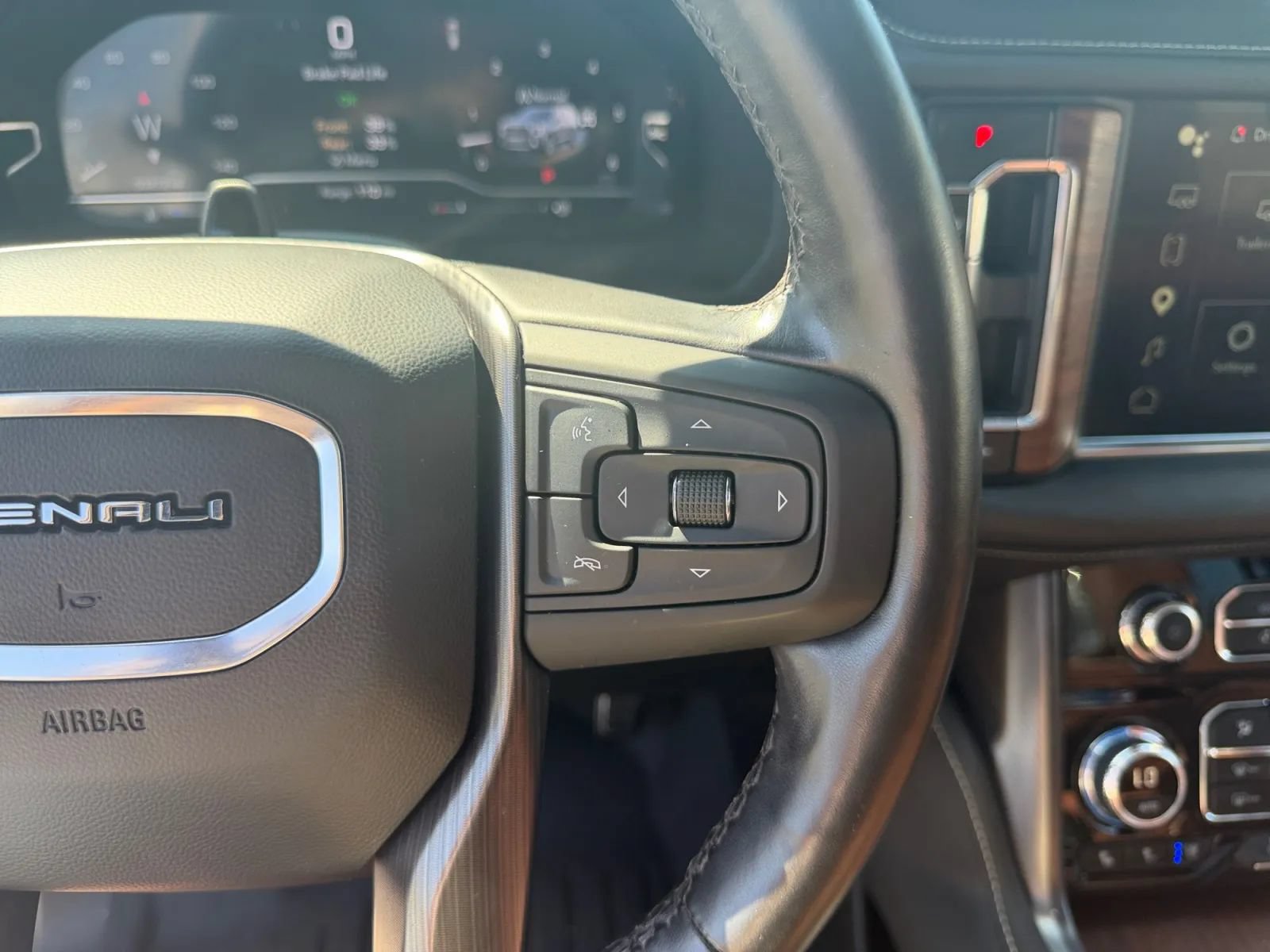 Used 2023 GMC Yukon XL Denali Ultimate AWD/4WD image 21