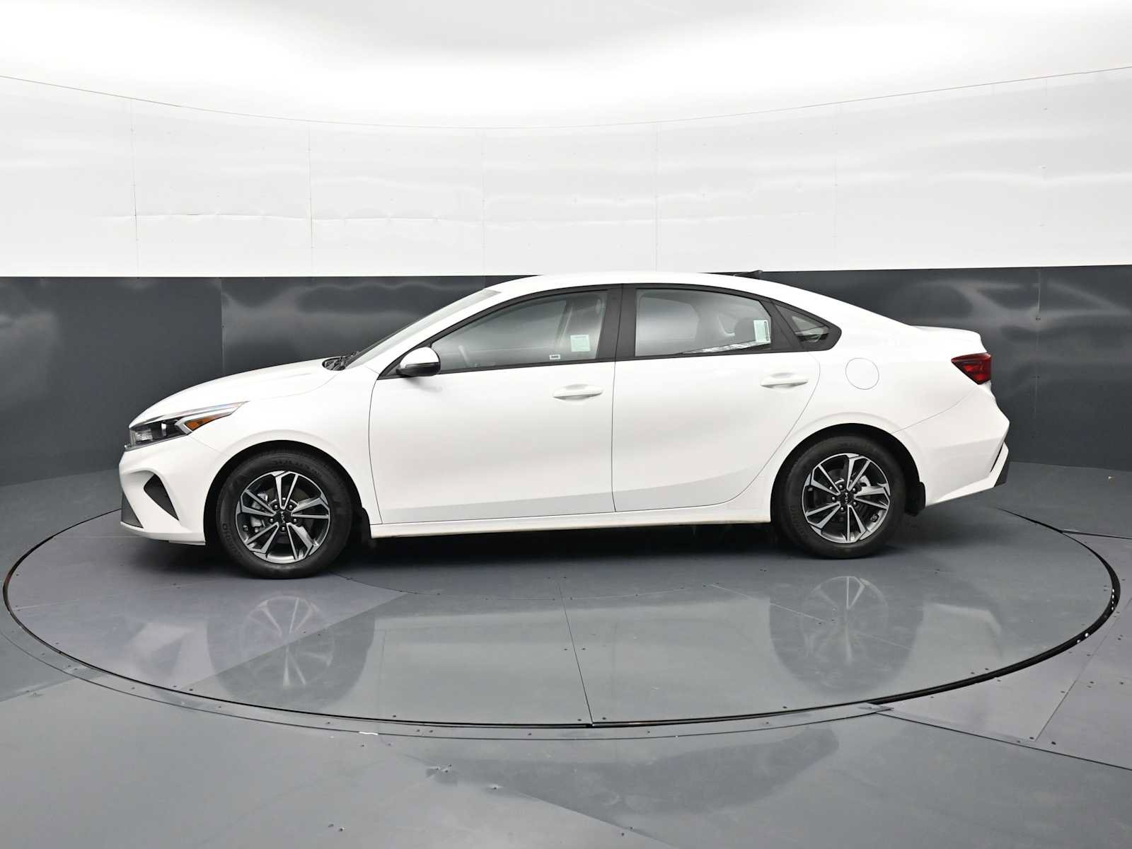 Used 2024 Kia Forte LXS w/ LXS Technology Package FWD image 8