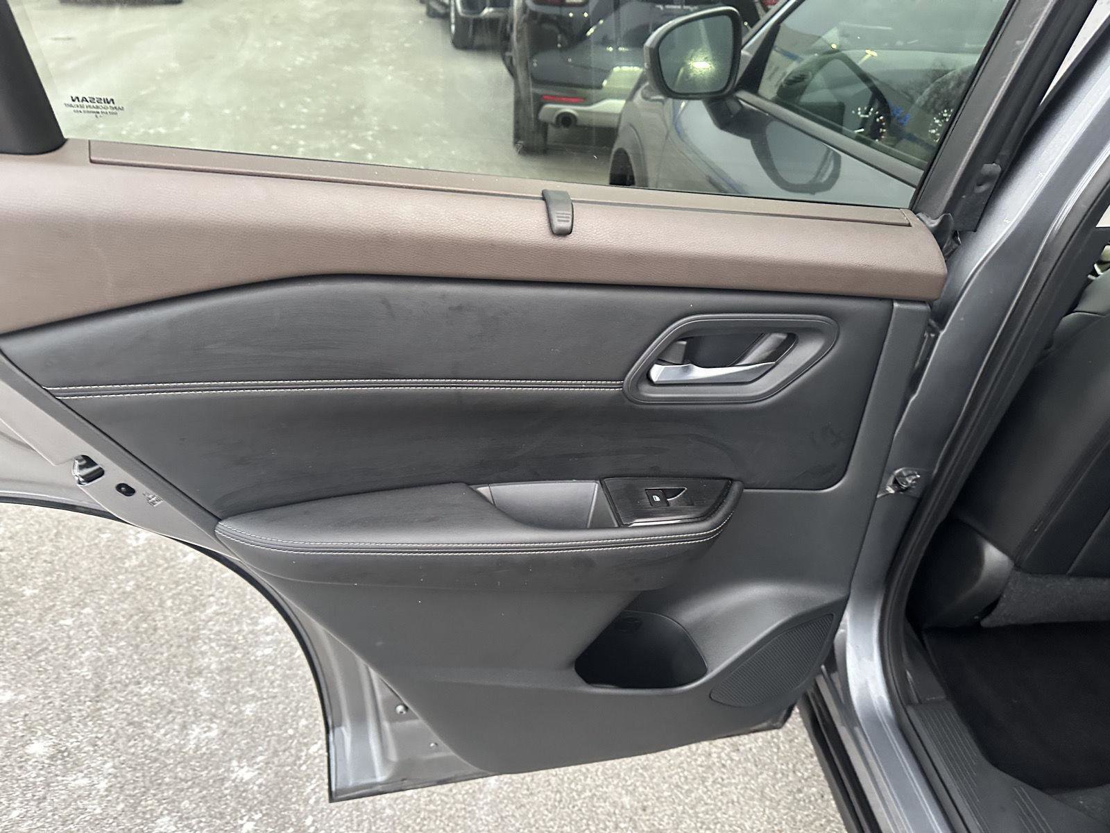 Used 2022 Nissan Rogue SV w/ SV Premium Package image 16